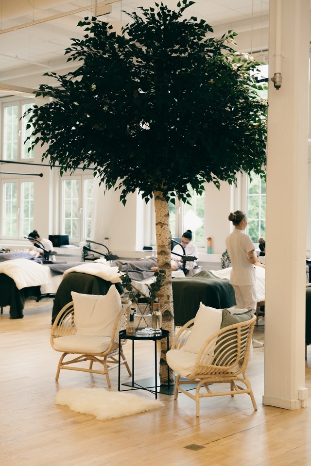 Behandling på Nordic Beauty Academys skönhetsskola i Mölndal under handledning